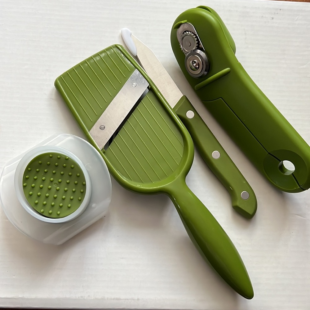 3 piece set kitchen tools: mandolin slicer, can opener and paring knife New